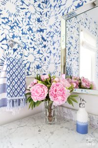 Small bathroom decorating ideas for the DIY home decorator
