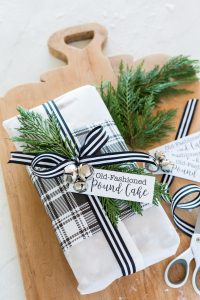 How to wrap a loaf cake or bread for Christmas